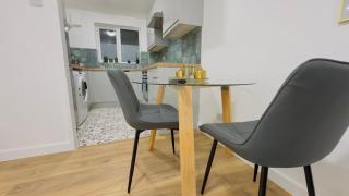 Elizabeth Line - Parking - WiFi - Sleeps 4 - 1