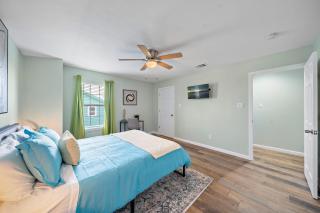 Elevated Stay Near Pier, Beach BBQ WiFi Games - 8