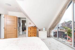 Brand New Luxury Holiday Home with Stunning Interiors & Air Conditioning, Minutes from Christchurch, Beaches & town centre - sleeps 10 - 5
