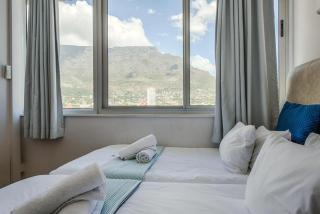 Central Two-Bedroom Apartment with Scenic Mountain - 9