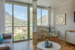 Central Two-Bedroom Apartment with Scenic Mountain - 0