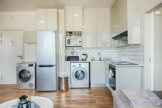 Central Two-Bedroom Apartment with Scenic Mountain - 8