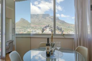 Central Two-Bedroom Apartment with Scenic Mountain - 6