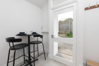 One Bedroom Retreat in Prime Location - Pass the Keys - 4