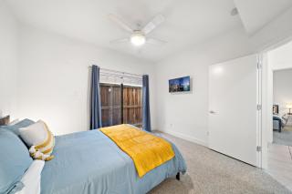 Houston Getaway by Downtown Pool Table Pets - 9