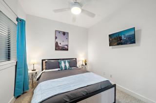 Houston Getaway by Downtown Pool Table Pets - 8