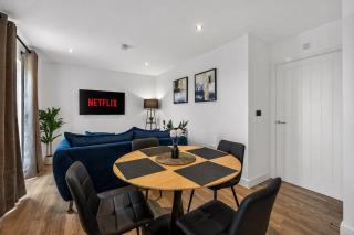 MODERN & STYLISH Bedford Apartment, SLEEPS 5, 2 FREE PARKING, QUIET LOCATION, 2 BED 2 BATH, 4 Separate Beds & Near M1 - 3
