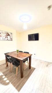 Spacious 3BR House Sleeps 5 WiFi Parking - 7