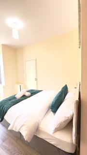 Spacious 3BR House Sleeps 5 WiFi Parking - 9