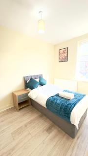 Spacious 3BR House Sleeps 5 WiFi Parking - 0