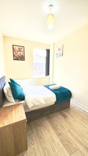Spacious 3BR House Sleeps 5 WiFi Parking - 1