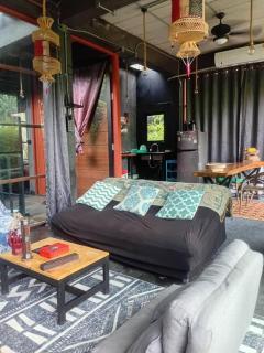 Private Room Crystal Jungle House- King Bed-Private Bathroom - Roof Top - 4