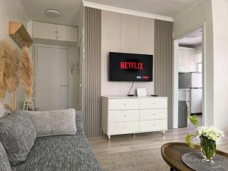 Beautiful sunny studio steps from State Dept Store - 0