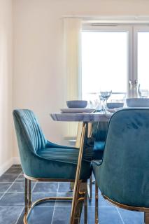 DONALD'S Townhouse - INVOICE and REDUCED PRICE only via ORION SHORT STAYS DUNDEE, 4 Room, 3 bath, Ring Road Access, Fully Equipped, Free Parking - Freshly Renovated and ONLY 12 Mins to STANNERGATE Ports - Dundee - 2