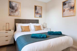 DONALD'S Townhouse - INVOICE and REDUCED PRICE only via ORION SHORT STAYS DUNDEE, 4 Room, 3 bath, Ring Road Access, Fully Equipped, Free Parking - Freshly Renovated and ONLY 12 Mins to STANNERGATE Ports - Dundee - 6