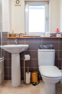 DONALD'S Townhouse - INVOICE and REDUCED PRICE only via ORION SHORT STAYS DUNDEE, 4 Room, 3 bath, Ring Road Access, Fully Equipped, Free Parking - Freshly Renovated and ONLY 12 Mins to STANNERGATE Ports - Dundee - 7