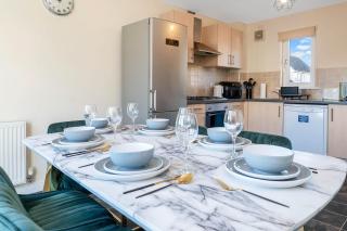 DONALD'S Townhouse - INVOICE and REDUCED PRICE only via ORION SHORT STAYS DUNDEE, 4 Room, 3 bath, Ring Road Access, Fully Equipped, Free Parking - Freshly Renovated and ONLY 12 Mins to STANNERGATE Ports - Dundee - 3