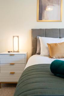 DONALD'S Townhouse - INVOICE and REDUCED PRICE only via ORION SHORT STAYS DUNDEE, 4 Room, 3 bath, Ring Road Access, Fully Equipped, Free Parking - Freshly Renovated and ONLY 12 Mins to STANNERGATE Ports - Dundee - 8