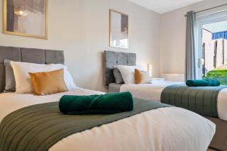 DONALD'S Townhouse - INVOICE and REDUCED PRICE only via ORION SHORT STAYS DUNDEE, 4 Room, 3 bath, Ring Road Access, Fully Equipped, Free Parking - Freshly Renovated and ONLY 12 Mins to STANNERGATE Ports - Dundee - 4