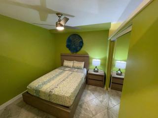 Island Couples Retreat - 1 Bed Condo in Red Hook - 7