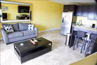 Island Couples Retreat - 1 Bed Condo in Red Hook - 9