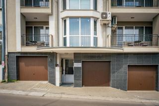 Central 2BR Apartment w/ Private Garage - 9