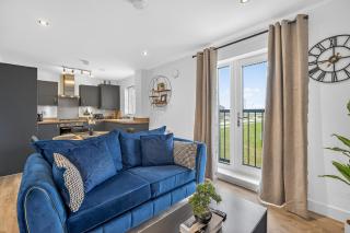 MODERN & STYLISH Bedford Apartment, SLEEPS 5, 2 FREE PARKING, QUIET LOCATION, 2 BED 2 BATH, 4 Separate Beds & Near M1 - 9