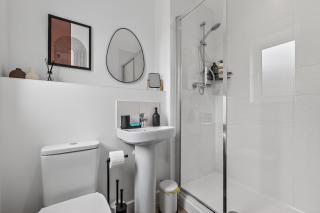 MODERN & STYLISH Bedford Apartment, SLEEPS 5, 2 FREE PARKING, QUIET LOCATION, 2 BED 2 BATH, 4 Separate Beds & Near M1 - 1