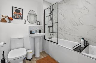 MODERN & STYLISH Bedford Apartment, SLEEPS 5, 2 FREE PARKING, QUIET LOCATION, 2 BED 2 BATH, 4 Separate Beds & Near M1 - 5