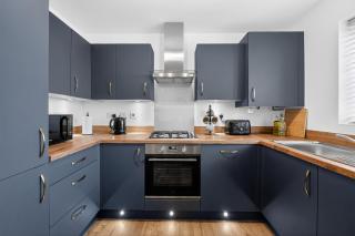 MODERN & STYLISH Bedford Apartment, SLEEPS 5, 2 FREE PARKING, QUIET LOCATION, 2 BED 2 BATH, 4 Separate Beds & Near M1 - 8