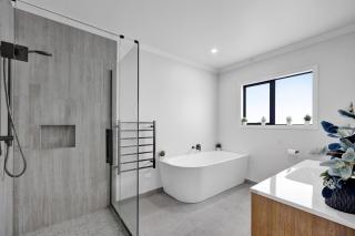 Modern private room with shared cozy living - 9