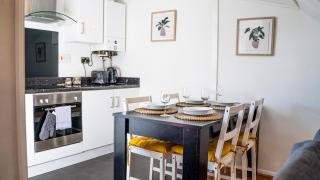2BR Pet Friendly House near Cardiff Bay City Centre and Stadium with 2 Parking Spaces and Garden - 1