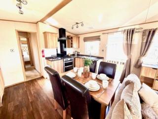 Lovely Caravan With Full Decking At Broadland Sands In Suffolk Ref 20059Sv - 2