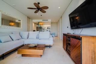 2-Br Sea & Pool View Apartment Pet-Friendly - 4