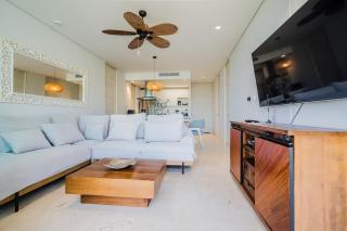 2-Br Sea & Pool View Apartment Pet-Friendly - 3