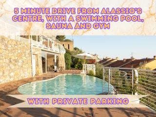 5 Minutes from the Beaches Relax by the Pool - 0