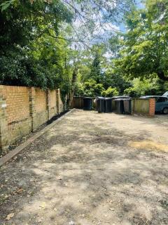 FREE PARKING - near Heathrow SHARED ACCOMODATION LARGE BUNGALOW, DOUBLE BEDROOM, TW7 6NZ - 9