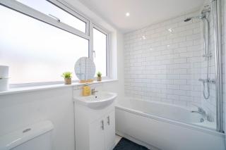 Spacious 3 Bedroom House in Ashton-under-Lyne by Eason Stays with Free Parking and Courtyard View - 4