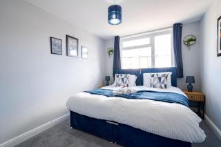 Spacious 3 Bedroom House in Ashton-under-Lyne by Eason Stays with Free Parking and Courtyard View - 2