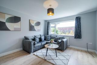 Spacious 3 Bedroom House in Ashton-under-Lyne by Eason Stays with Free Parking and Courtyard View - 9
