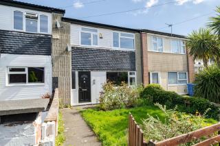 Spacious 3 Bedroom House in Ashton-under-Lyne by Eason Stays with Free Parking and Courtyard View - 5
