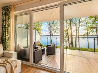 Zegrze Lake Apartament VIRIDIAN z widokiem na jezioro, tarasem i parkingiem - 1