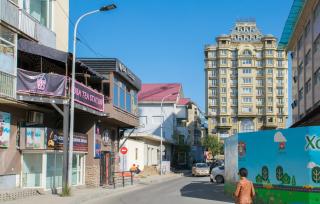 Beautiful sunny studio steps from State Dept Store - 8