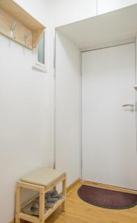 Beautiful sunny studio steps from State Dept Store - 6