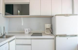 Beautiful sunny studio steps from State Dept Store - 5