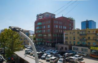 Beautiful sunny studio steps from State Dept Store - 3