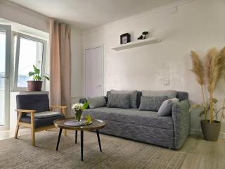 Beautiful sunny studio steps from State Dept Store - 2