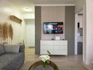 Beautiful sunny studio steps from State Dept Store - 1