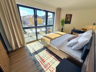 Heart of Downtown King Bed Full Kitchen Smart TV - 8