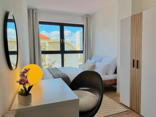 Heart of Downtown King Bed Full Kitchen Smart TV - 7